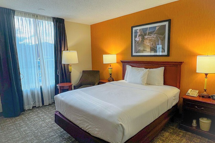 2 Queen Beds (7 of 13)