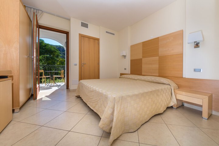 Room 9 of 75