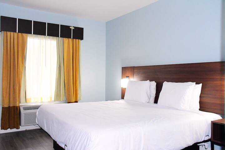 1 King Bed (8 of 10)