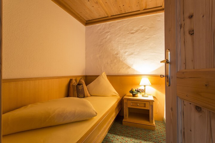 Room 16 of 157