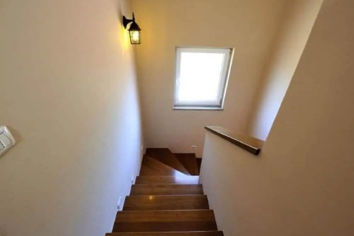 Room 9 of 19