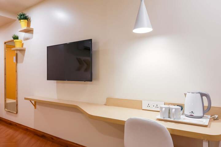 Room 10 of 32