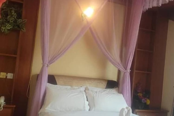 Room 6 of 28