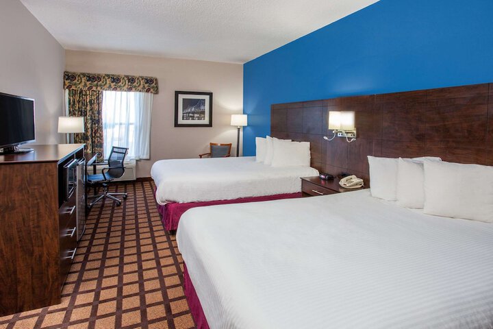 1 Queen Bed Accessible Room (2 of 18)