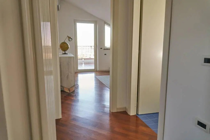 Room 2 of 8