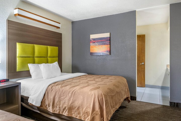 Room 25 of 47