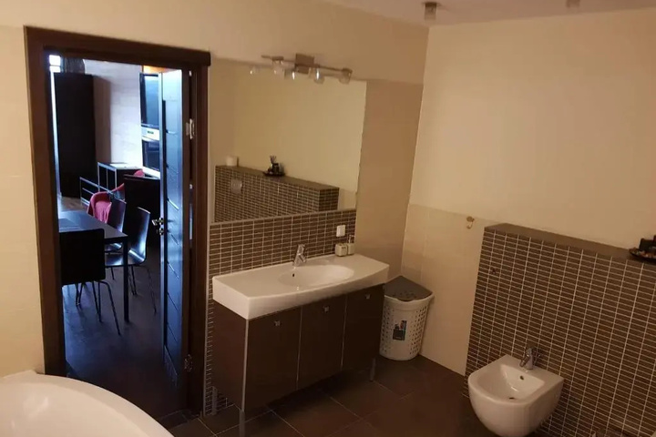 Room 5 of 12