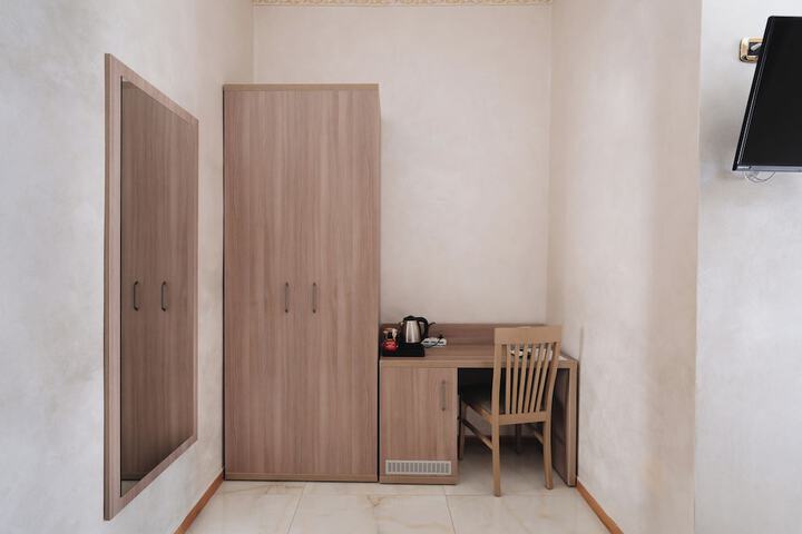 Room 42 of 180