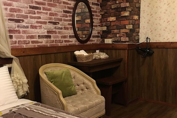 Room 11 of 49