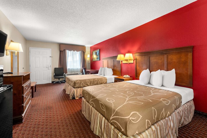 2 Queen Beds (5 of 6)
