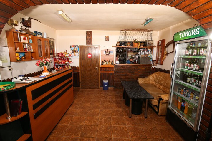 Lounge 20 of 27
