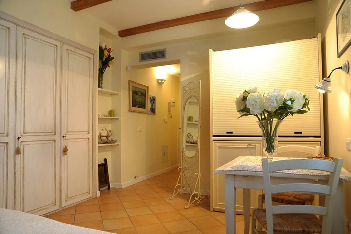 Room 4 of 20