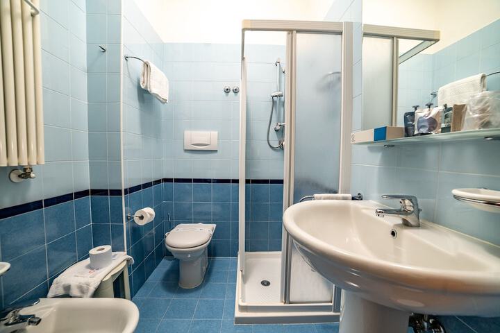 Room 10 of 28