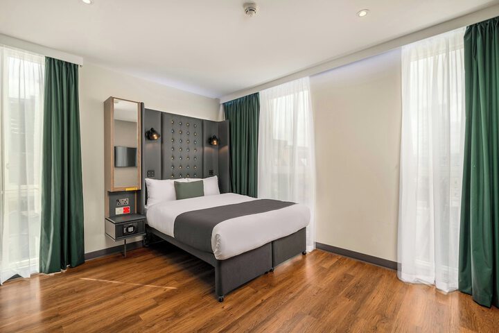 Room 30 of 48