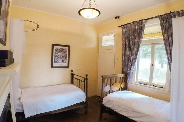 Room 6 of 28