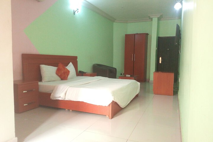 Room 17 of 28