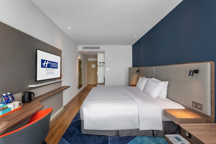 Room 9 of 32