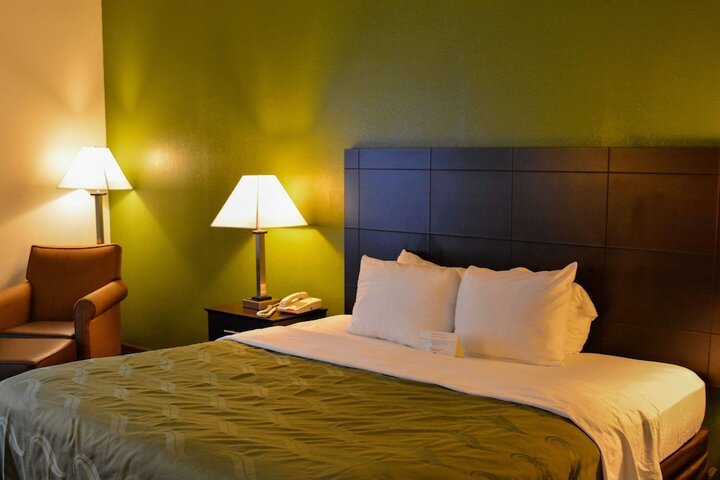 1 King Bed (5 of 8)