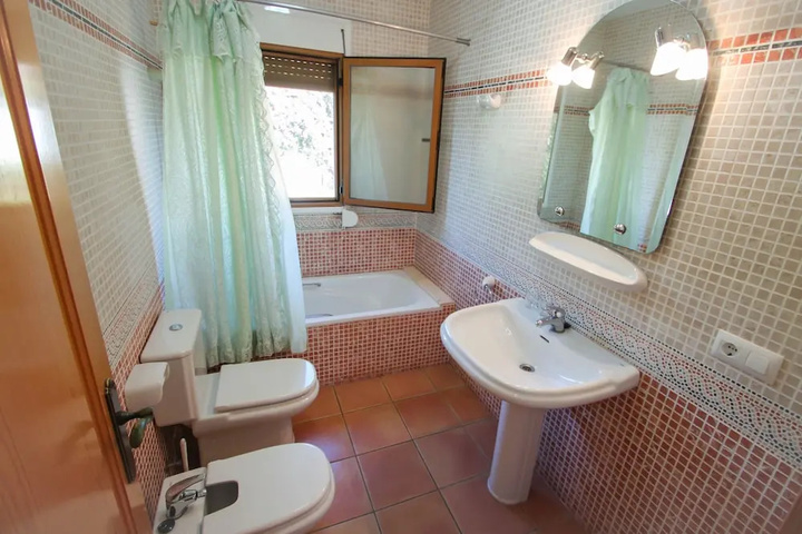 Room 5 of 12