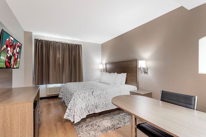 1 Queen Bed (8 of 13)
