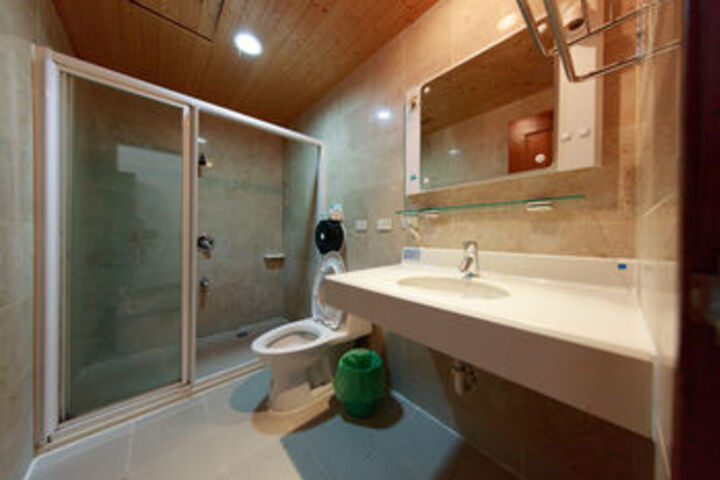Room 5 of 18