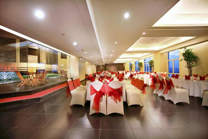 Ballroom/Hall 33 of 37