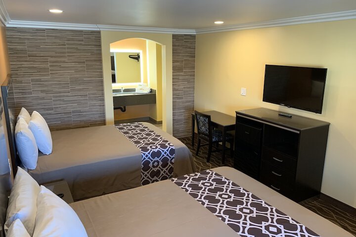 Double Deluxe King Bed (7 of 25)
