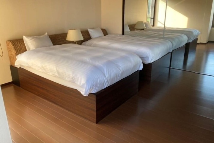 Room 13 of 28