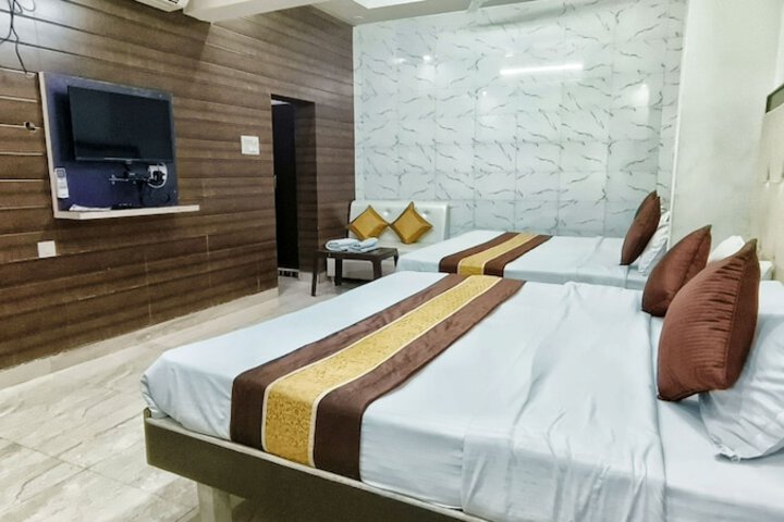 Room 6 of 8