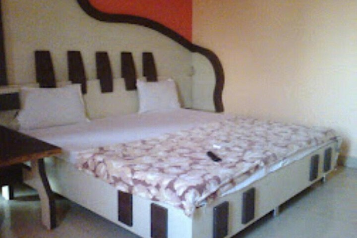 Room 6 of 12