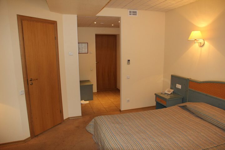 Room 9 of 37