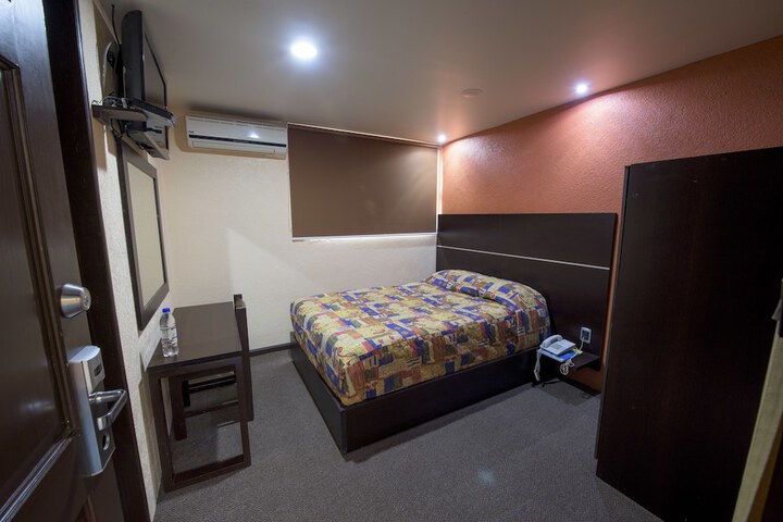 Room 8 of 38