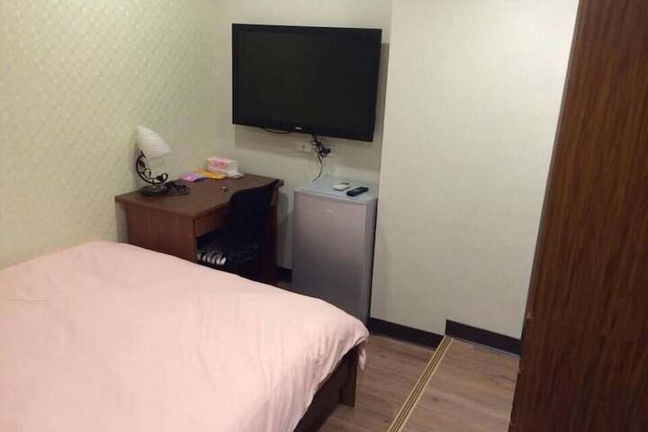 Room 4 of 16