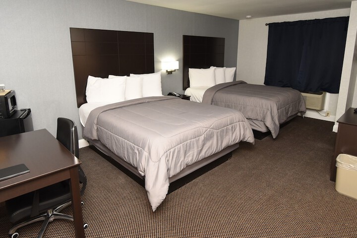 2 Queen Beds (16 of 18)
