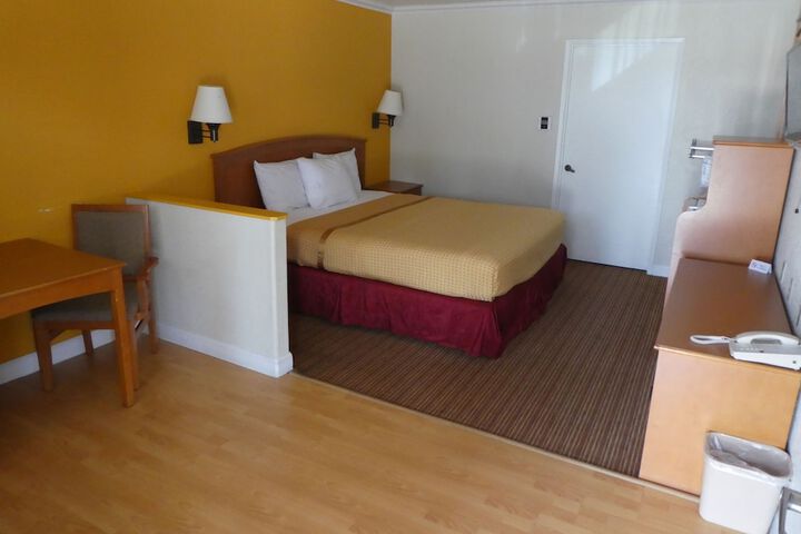 Studio Suite Futon Bed King Bed (1 of 6)