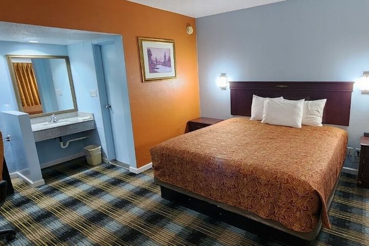 Room 5 of 9