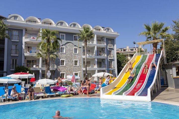 Hotel Pool