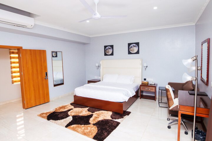 Room 6 of 76
