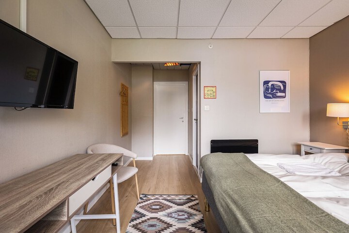 Room 8 of 83