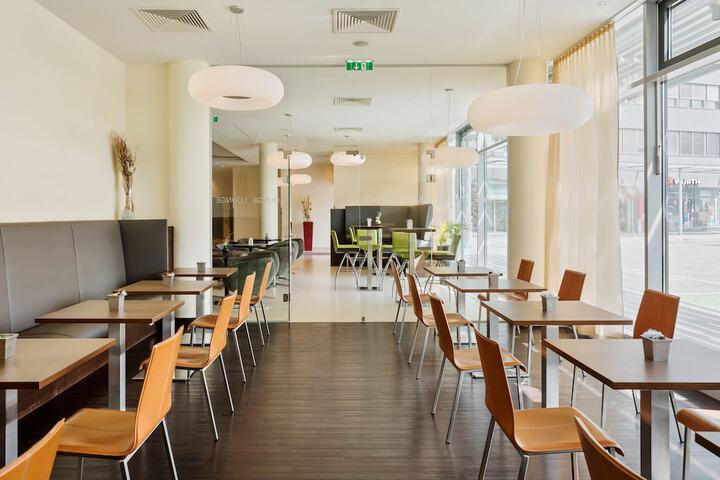 Lounge 70 of 83