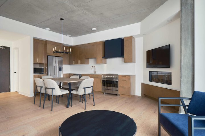 209 2nd Floor Studio Murphy Queen Bed with Balcony (48 of 95)
