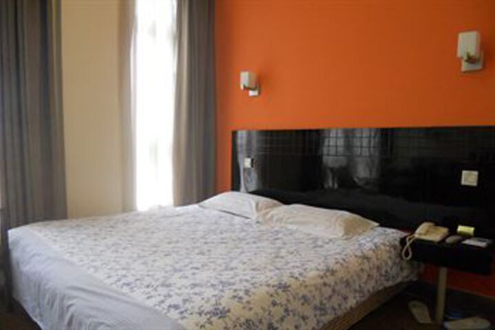 Room 6 of 19