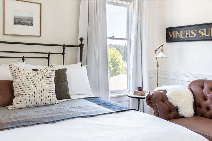 Deluxe Queen Bed (9 of 10)