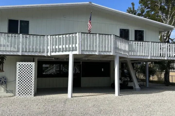 Beautiful Updated Stilted Home Makes For a Super Getaway. 3 Bedroom Home by RedAwning