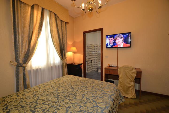 Room 10 of 26