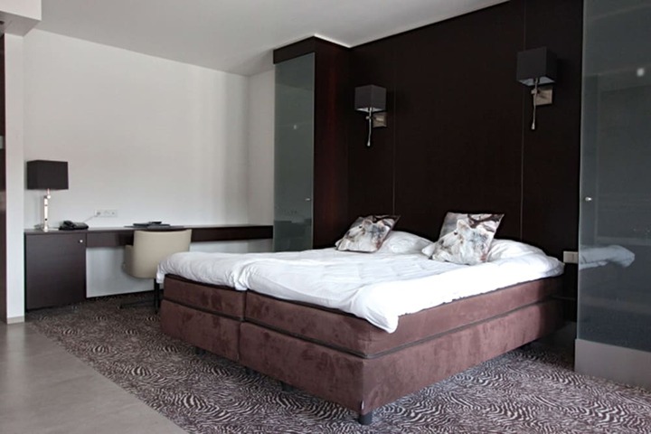 Room 19 of 106