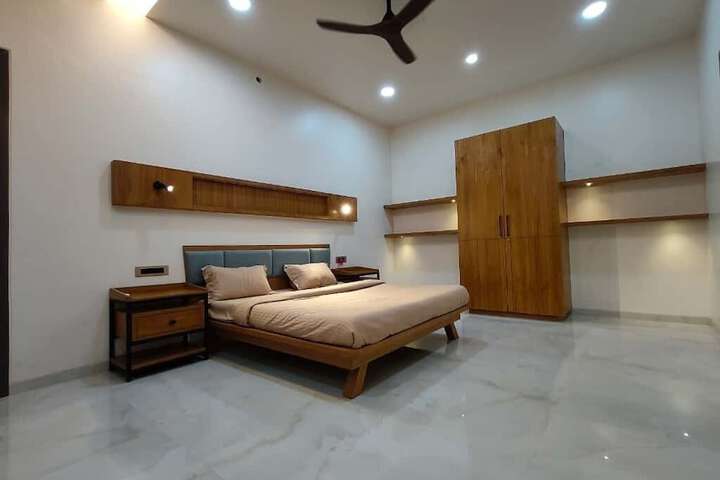 Room 2 of 10