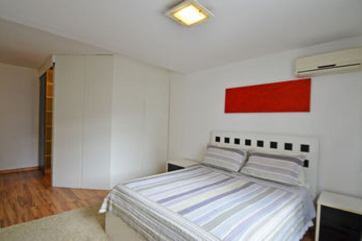 Room 10 of 27