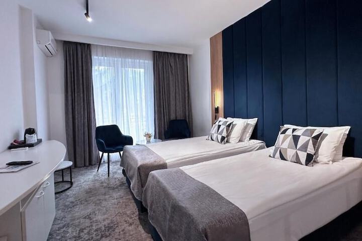 Room 10 of 18