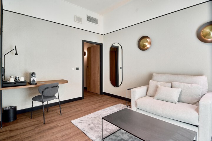 Room 11 of 80